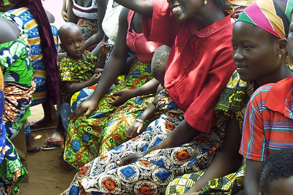 Afrikanische Frauen mit Kindern