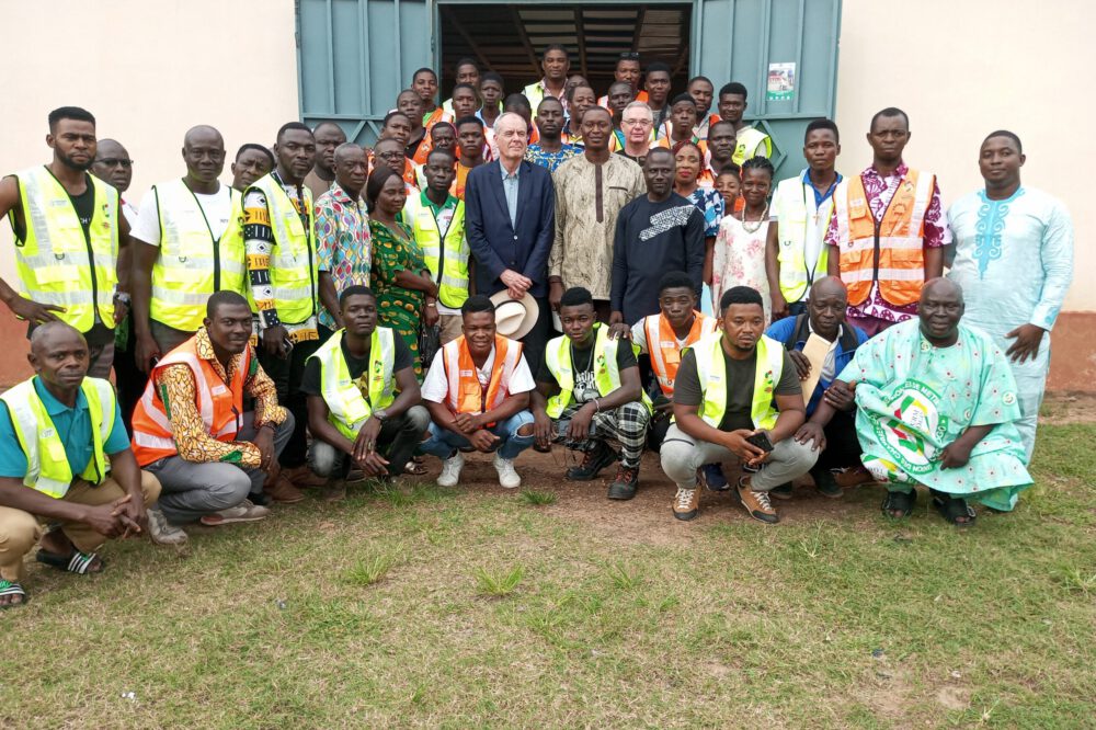 Afrikanische Arbeiter bei Handwerksfortbildung mit Botschafter