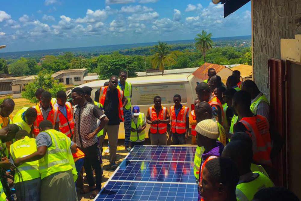 Afrikanische Arbeiter mit PV-Anlage