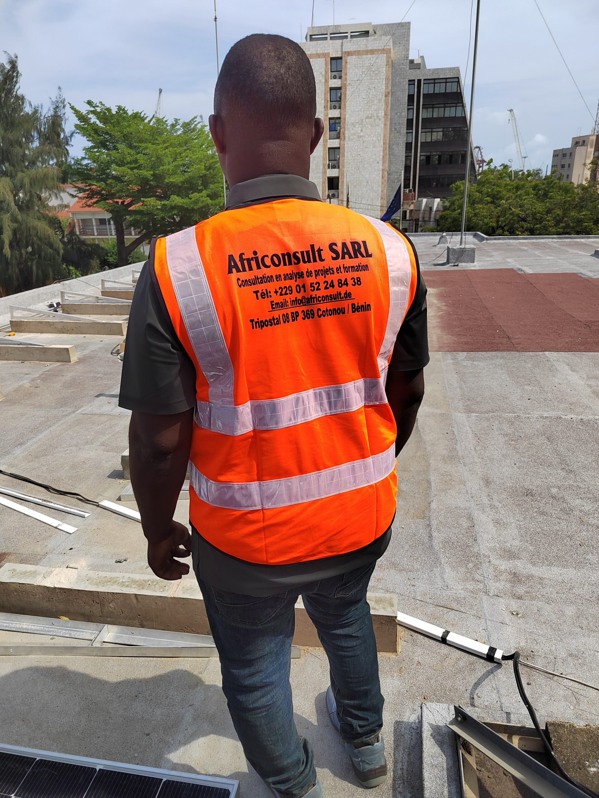 Mitarbeiter von africonsult mit Warnweste