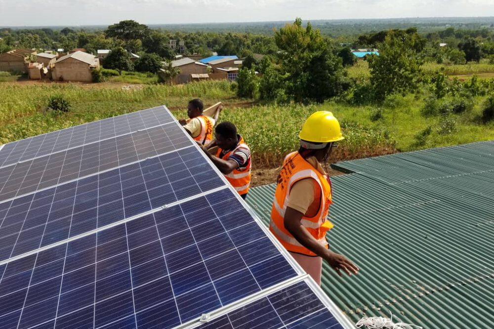 Afrikanische Arbeiter installieren PV-Anlage
