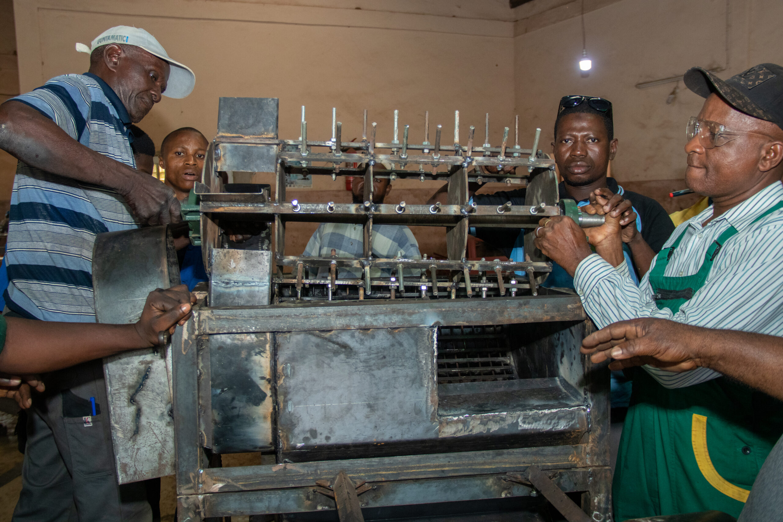 Männer bei beruflicher Bildung