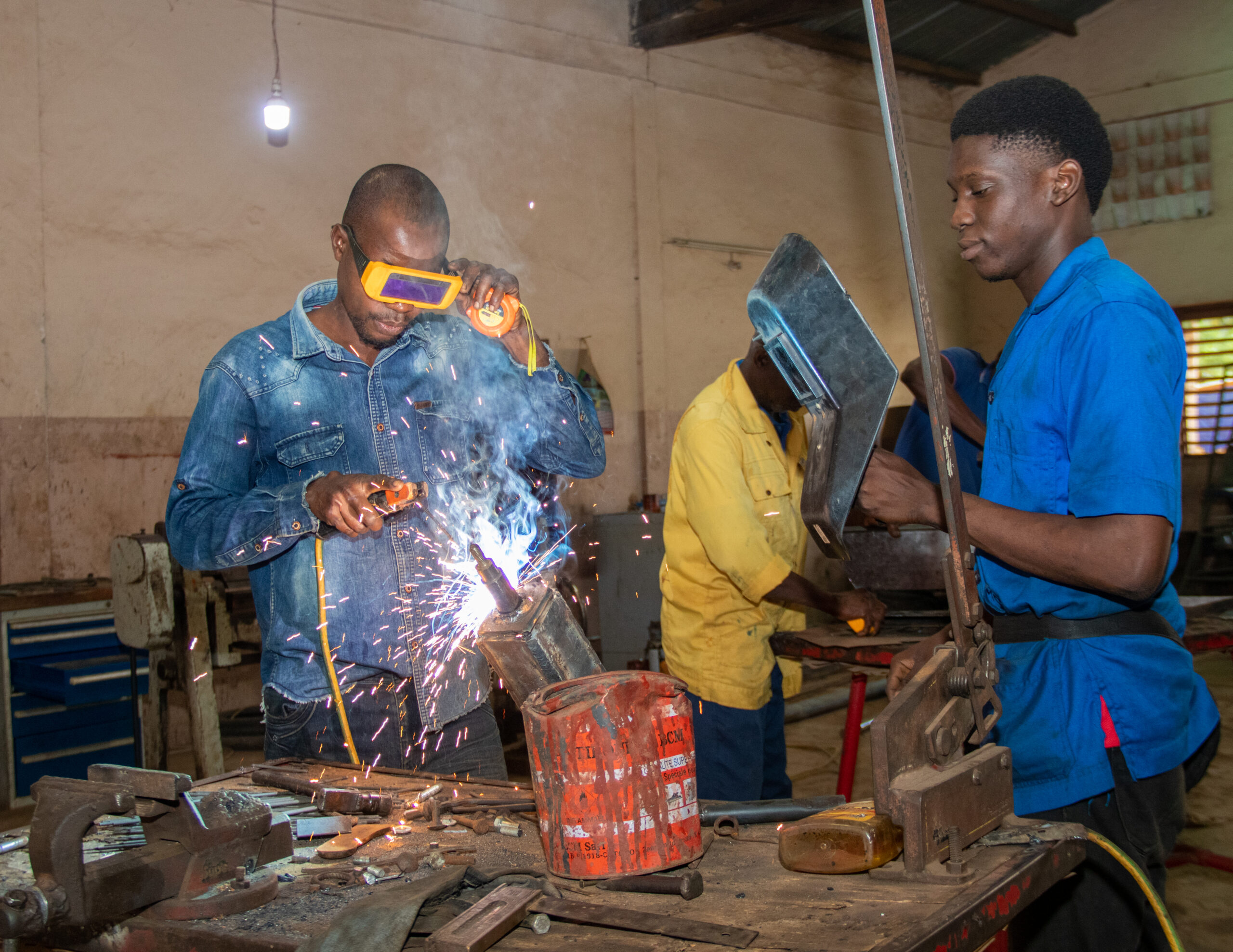 Männer löten bei beruflicher Bildung