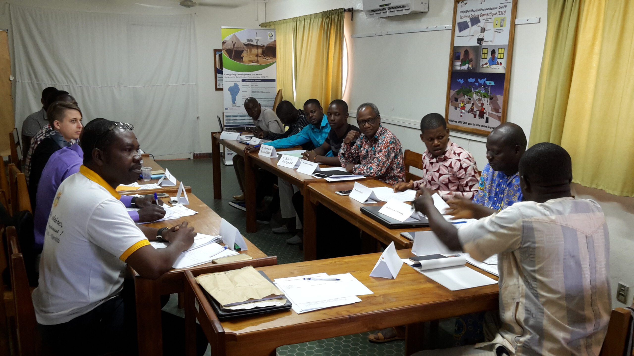 Mehrere Menschen entwickeln Curriculum