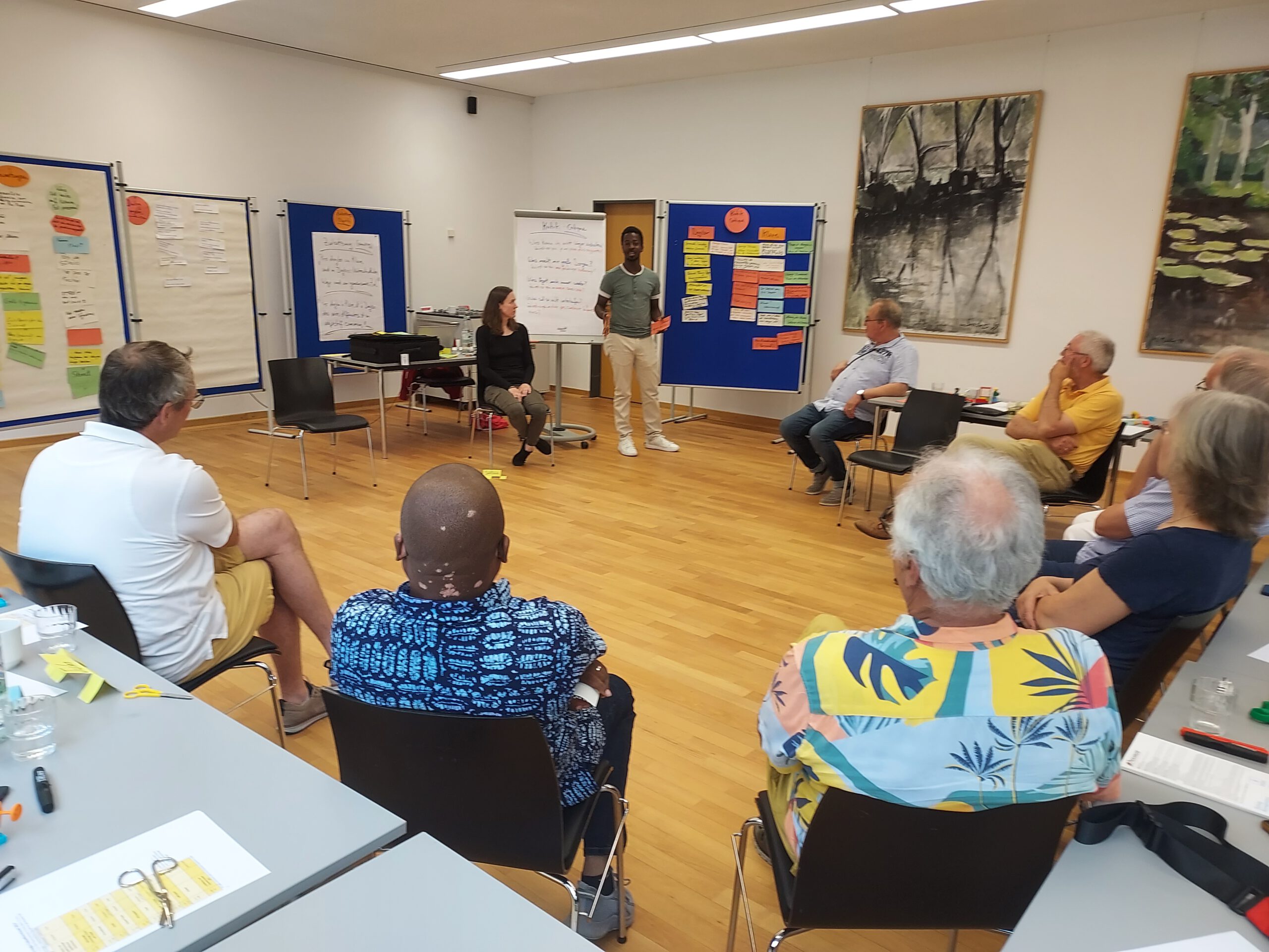 Projektmanagementrunde mit Vertretern und Unterrichtsmaterial