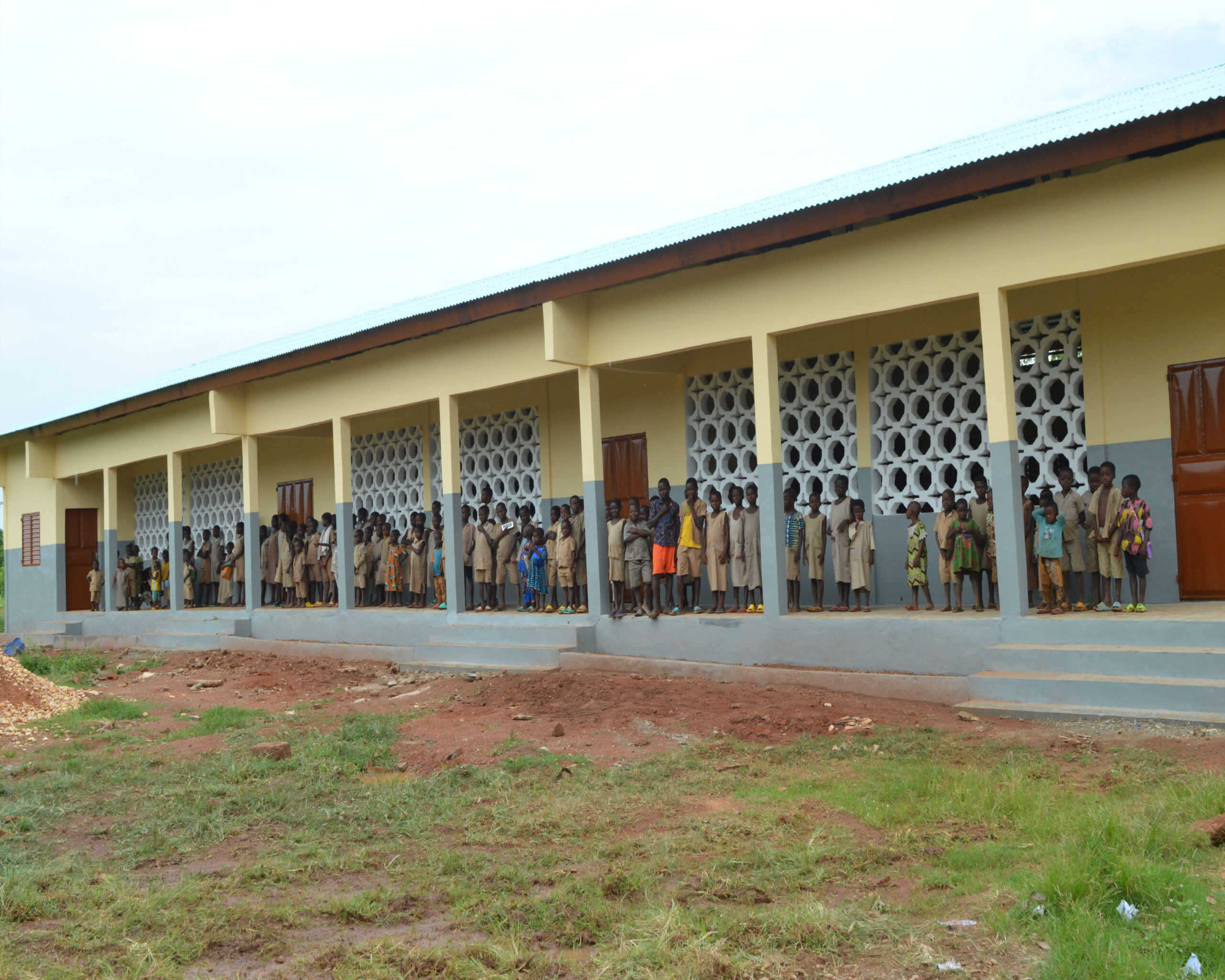 Kinder vor einer Schule in Benin