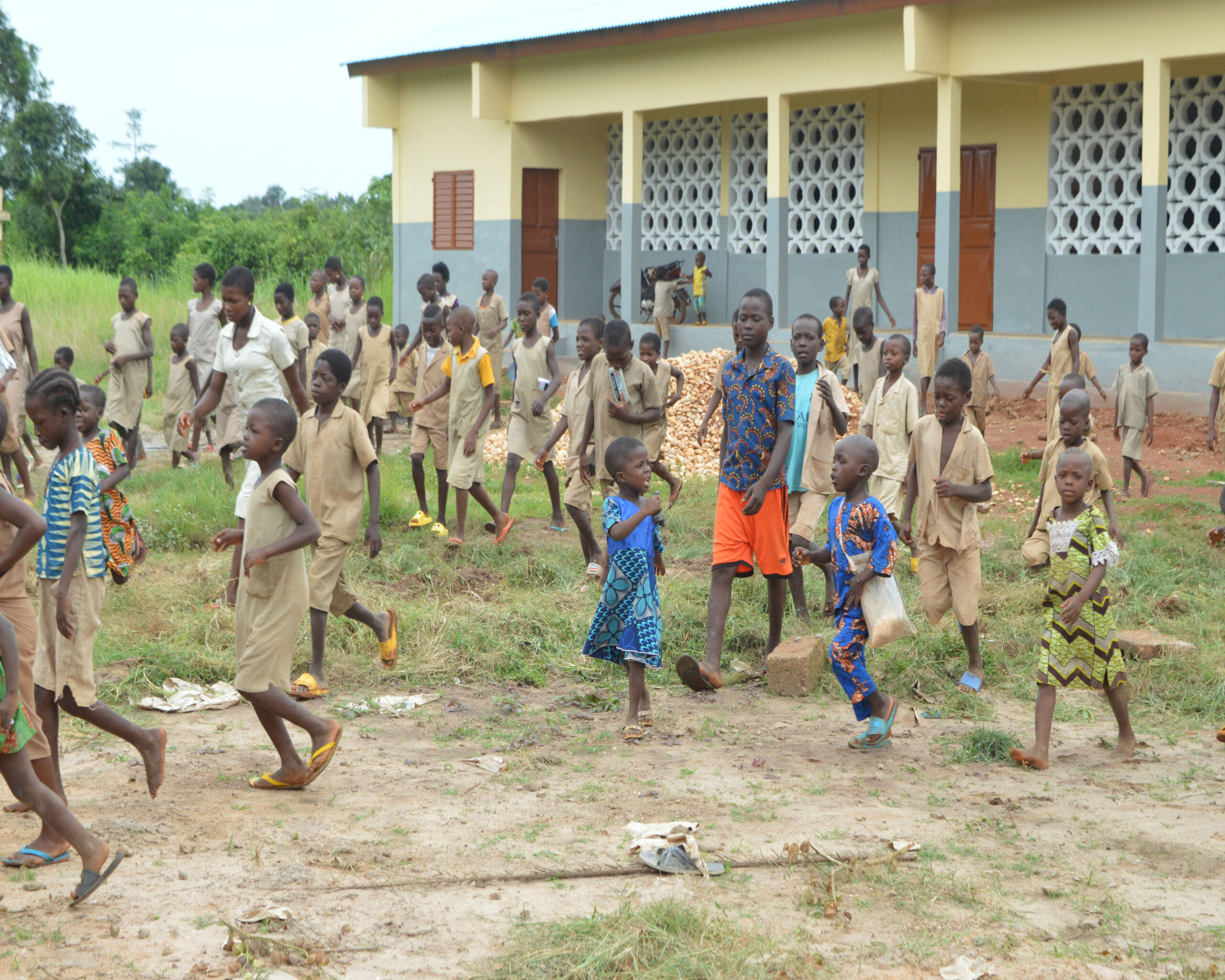 Kinder vor einer Schule in Benin