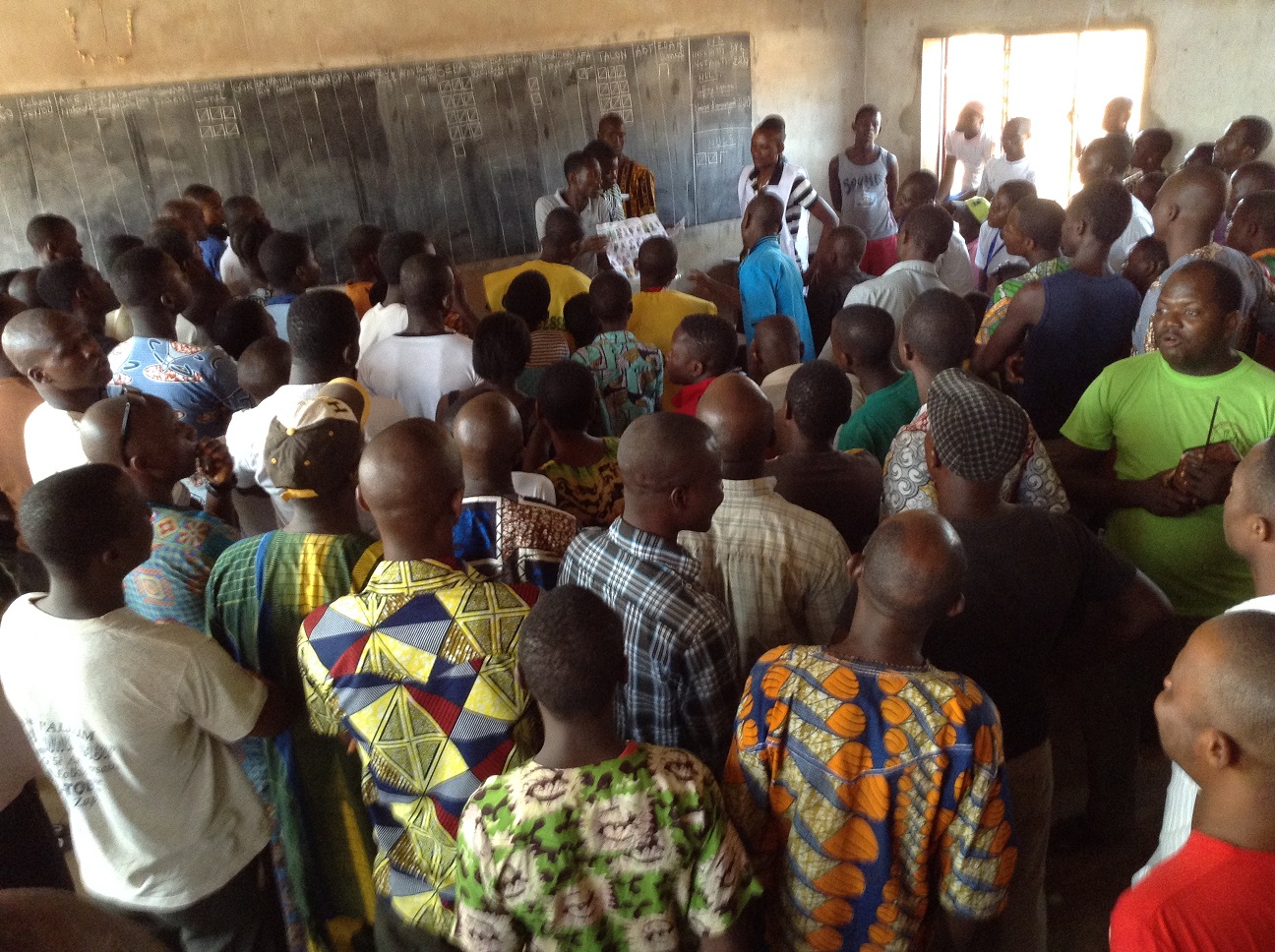 Menschen in einem Wahllokal in Benin