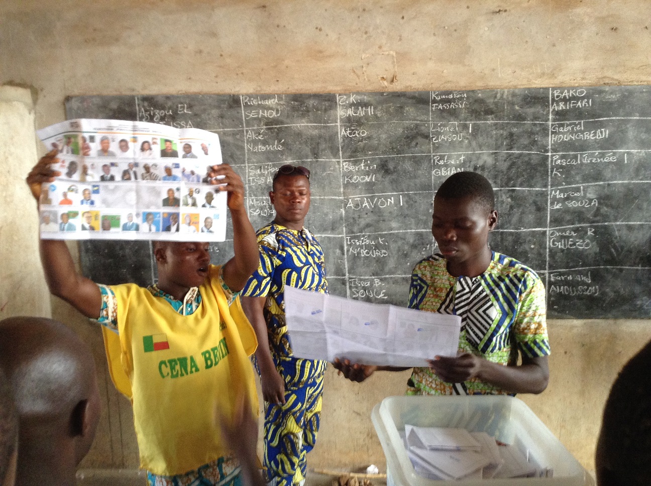 Wahl in Benin mit Wahlzetteln im Wahllokal