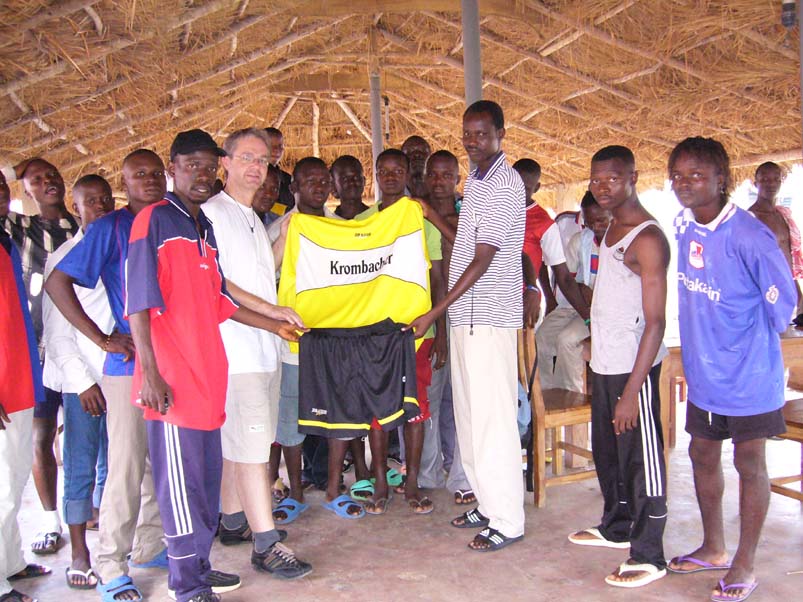 Trikotspende an ein Team in Afrika