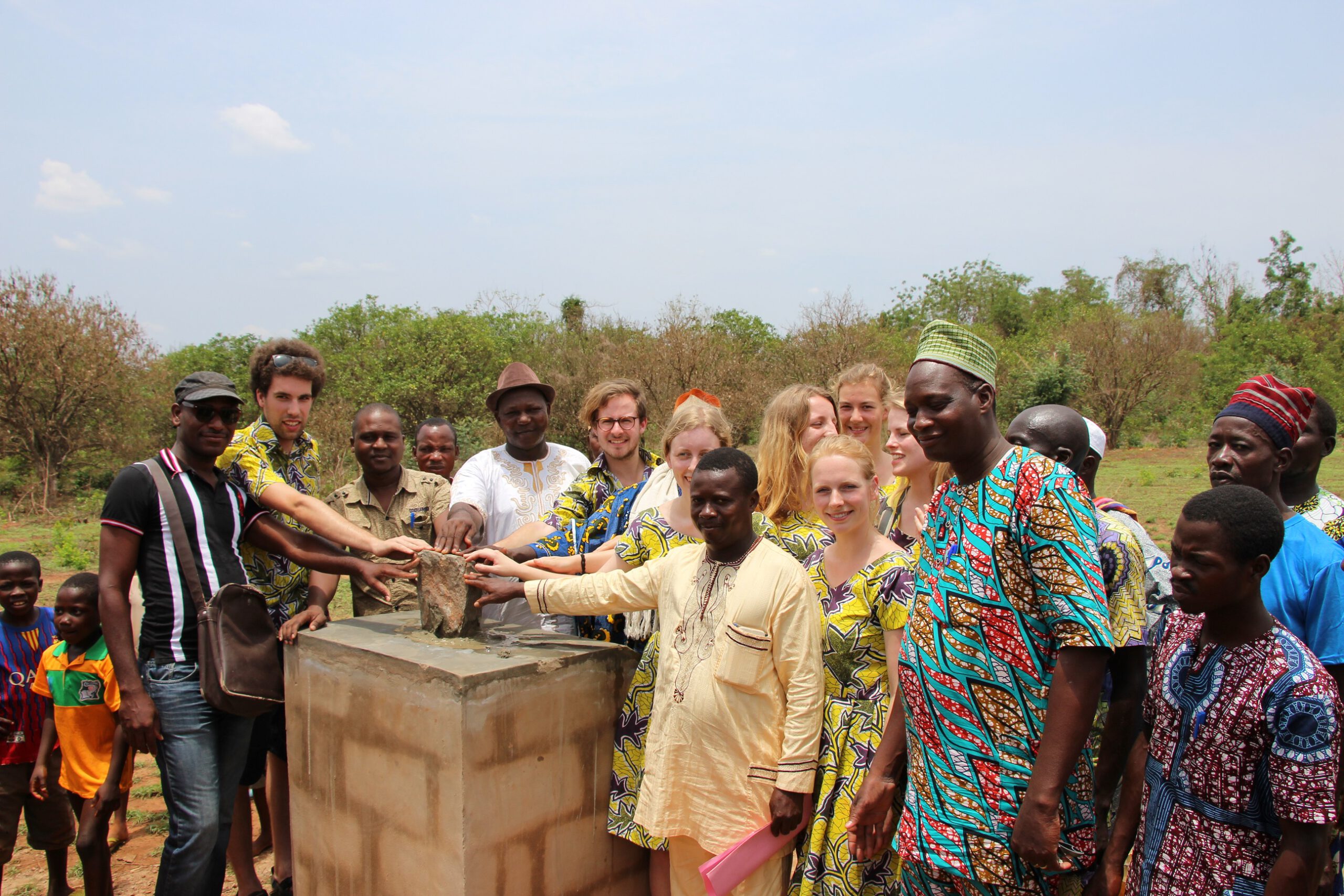 Menschen berühren einen Stein